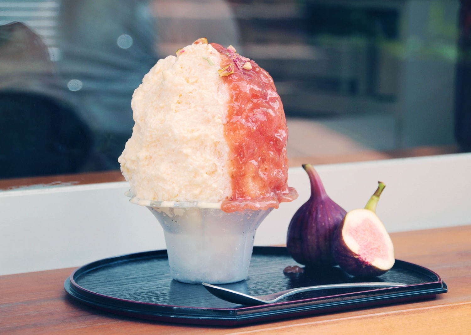 日本茶スタンドカフェ・八屋「白みそチーズといちじくのかき氷」自家製シロップで和風の味わいに｜写真1