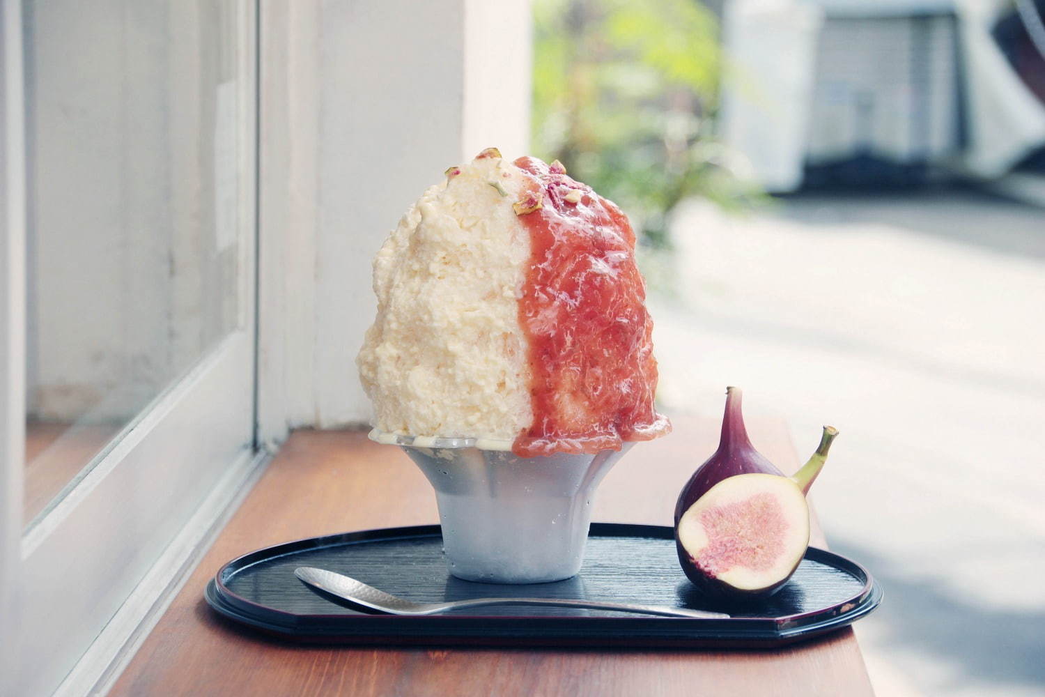 日本茶スタンドカフェ・八屋「白みそチーズといちじくのかき氷」自家製シロップで和風の味わいに｜写真2