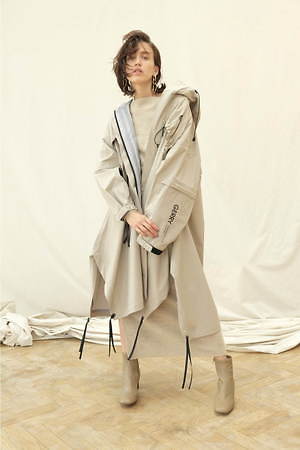 フレイ アイディー"ベージュ＆ブラック"マウンテンジャケットなど、アウトドアのジェリーとコラボ｜写真2