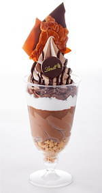 リンツ ショコラ カフェから“カカオ香る”ミルク×ダークチョコレートの濃厚パフェ｜写真2