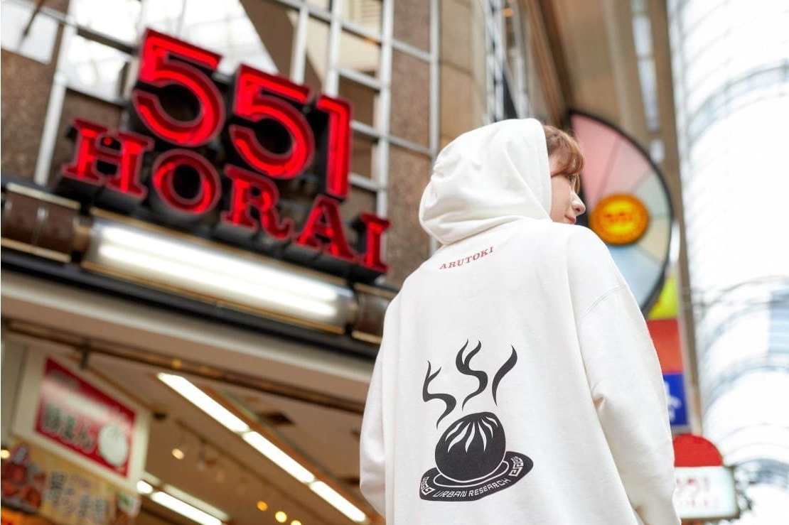 アーバンリサーチ「551 蓬莱」豚まんコラボパーカー、フードが手