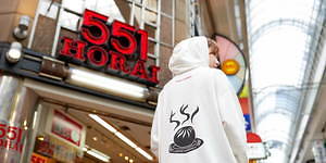 アーバンリサーチ「551 蓬莱」豚まんコラボパーカー、フードが手