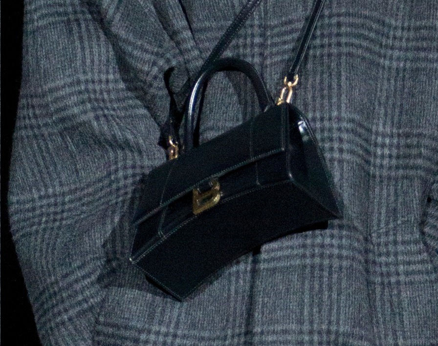 バレンシアガの新作「アワーグラス」Bメタルを飾ったカーブ底のバッグ 