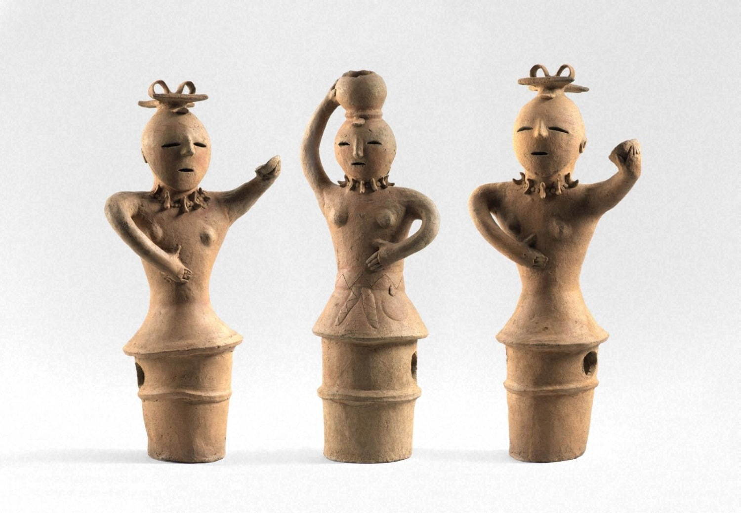 「埴輪 壺をのせる女性 杯をもつ女性たち」古墳時代 5～6 世紀 岡田美術館蔵
