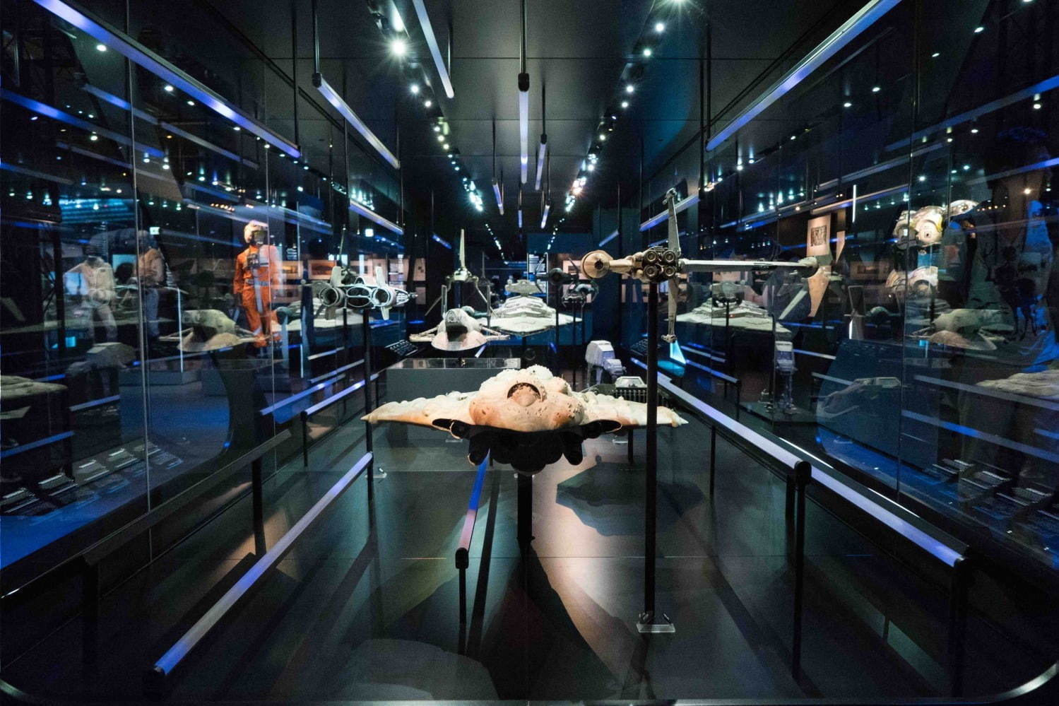 シチズン アテッサ「スター・ウォーズ」限定腕時計、宇宙のよう