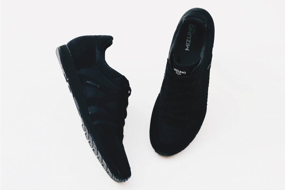 ミズノ×マーガレット・ハウエルのスニーカー、ミニマルなモデルをオールブラックで