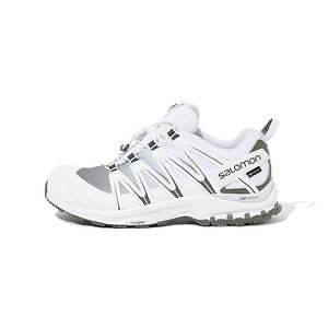 サロモンのビームス別注スニーカー、アシンメトリー配色のアウトドアシューズ｜写真5