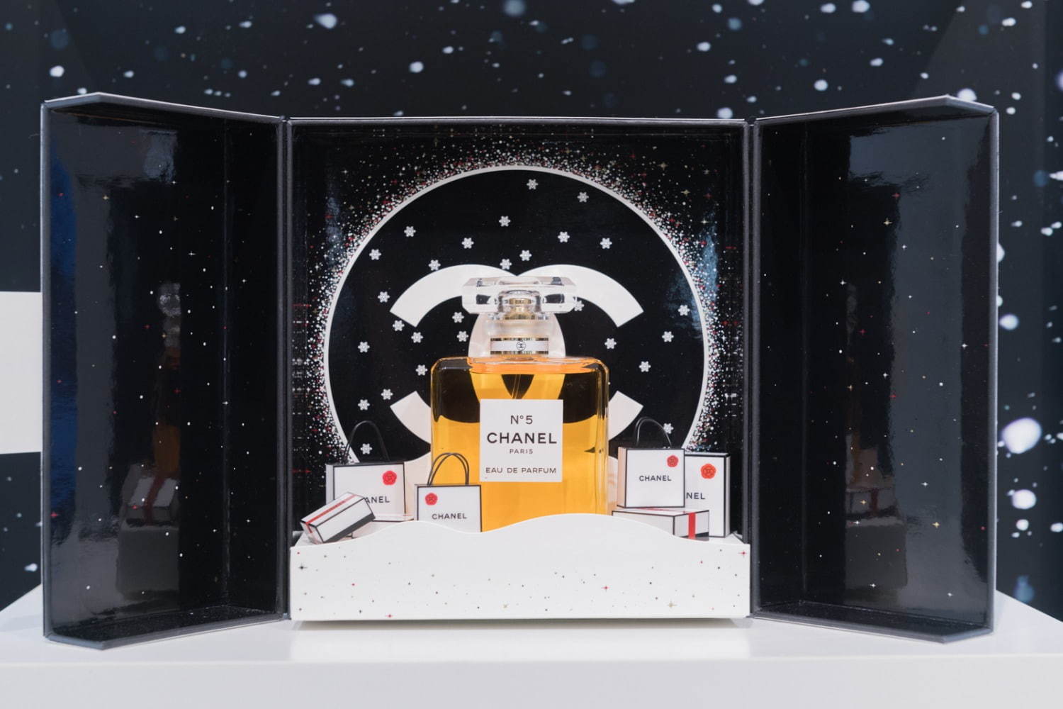 シャネルの2019年クリスマスコフレ、人気香水を入れた限定ボックス 
