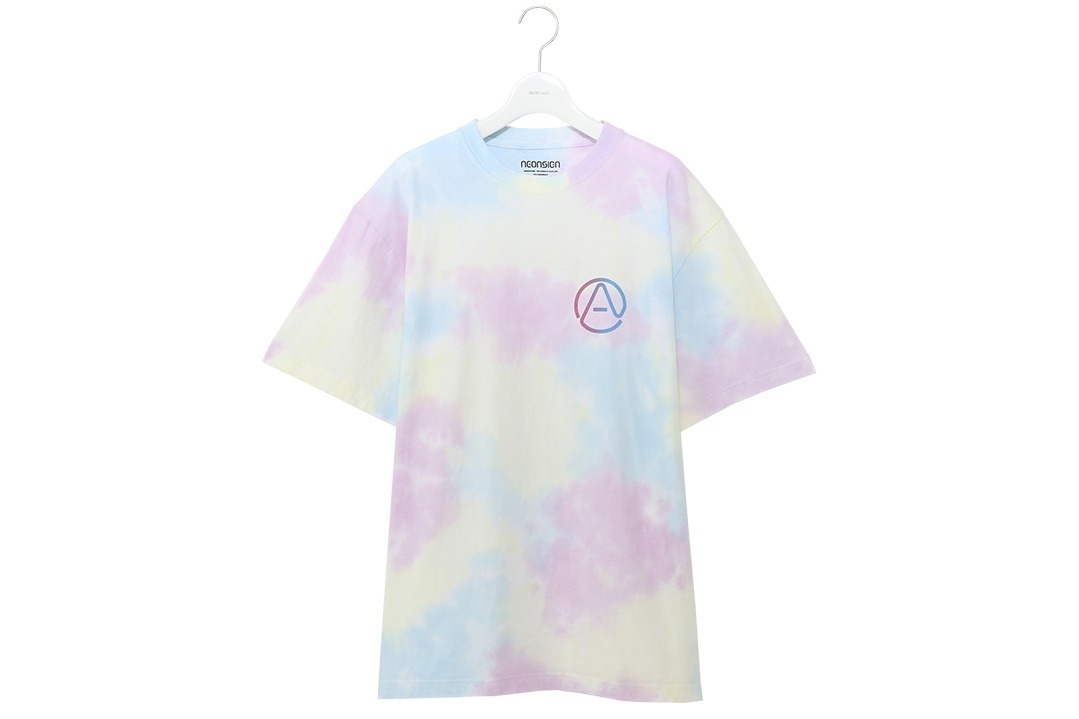 ネオンサインの“パステルネオンカラー”限定カットソー、東京・神宮前のトランク ホテルで販売