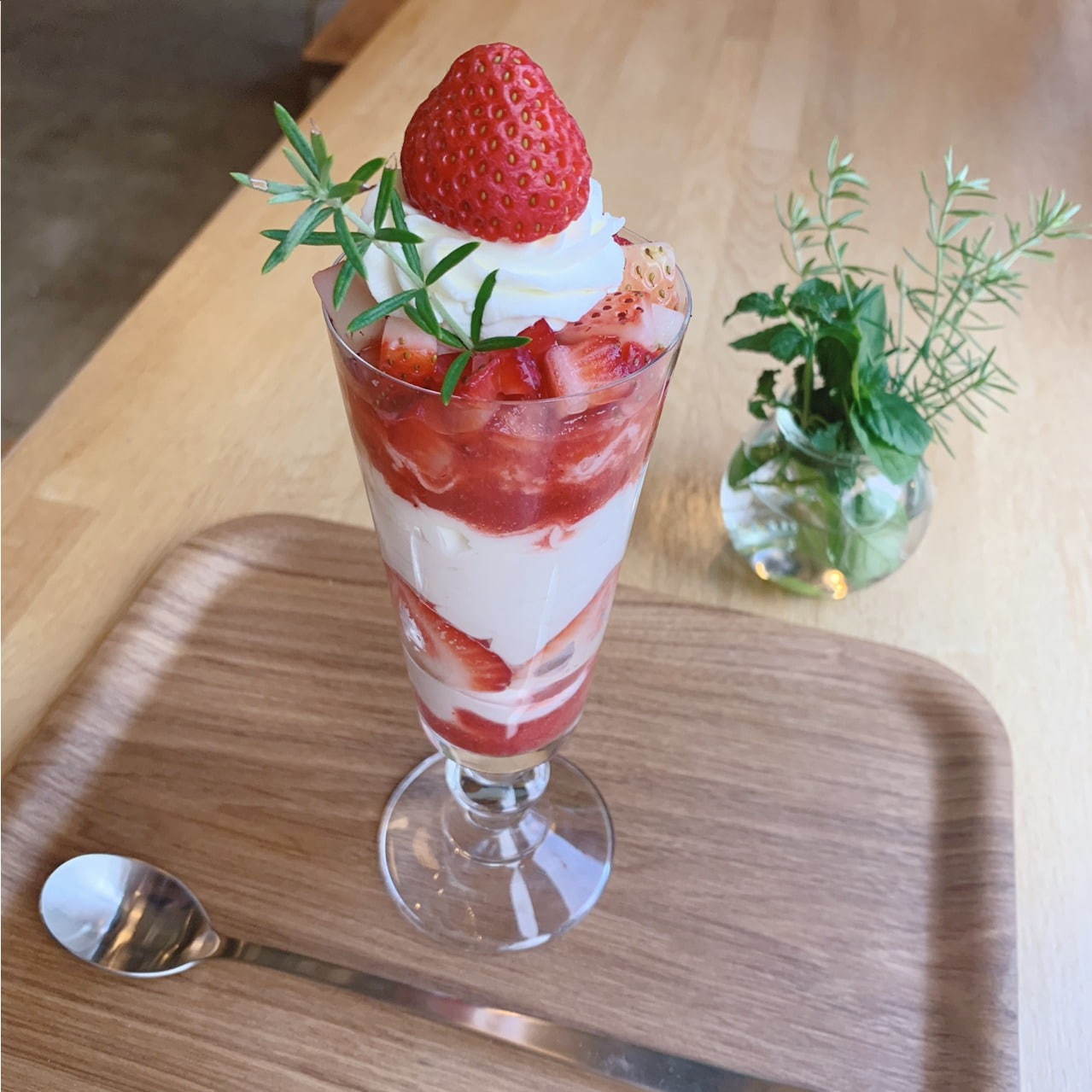 いちごスイーツ専門店「いちびこ」東京・太子堂店限定の新作メニュー、苺を味わうパフェ＆ロールケーキ｜写真5