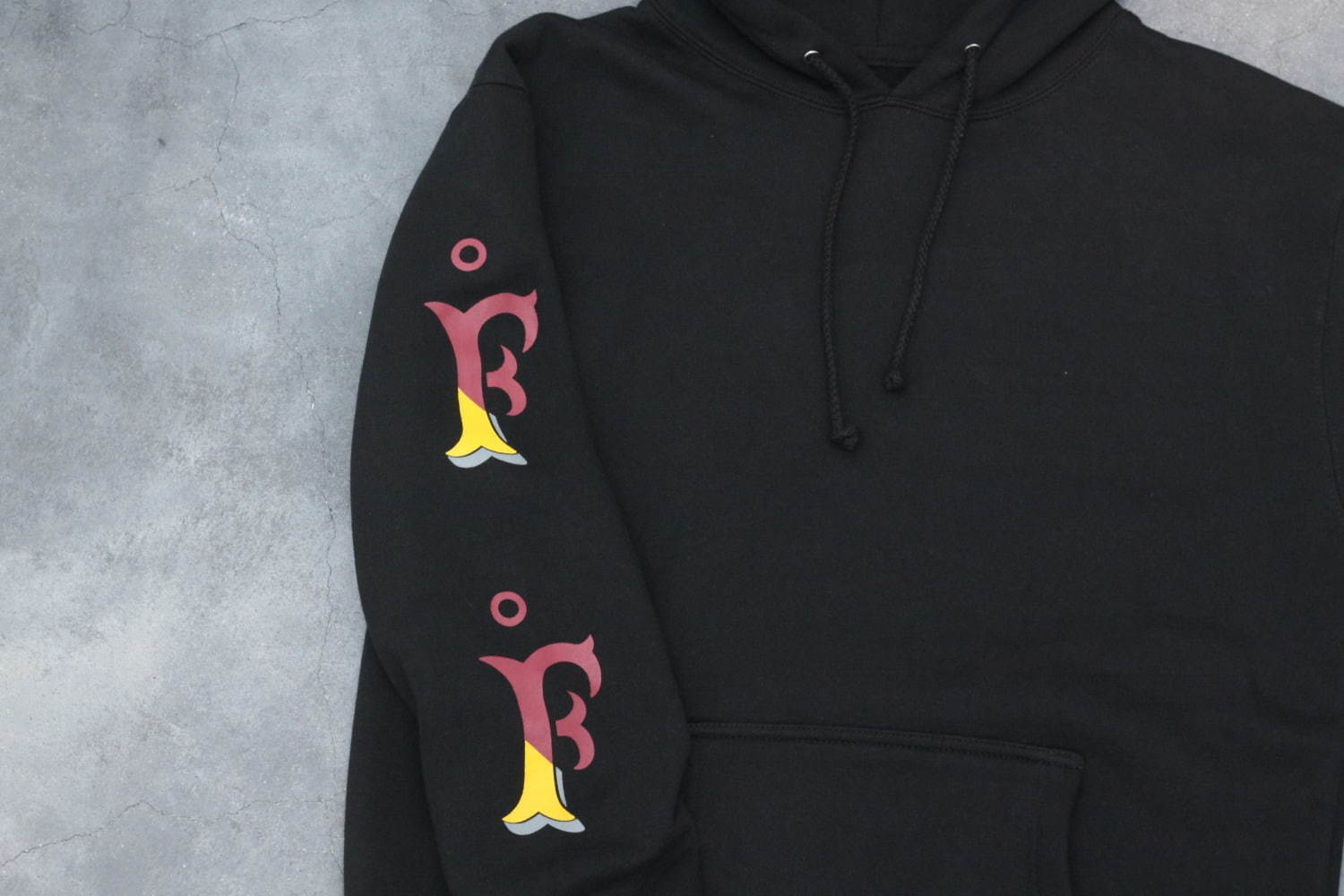 ファセッタズム・落合手掛ける「F」新作Tシャツ＆フーディーが中目黒限定で、スリーブプリントを配して｜写真9