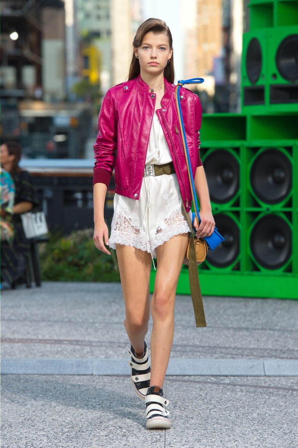 レディース ピンクのライダースジャケットを使ったコーディネート ファッションプレス
