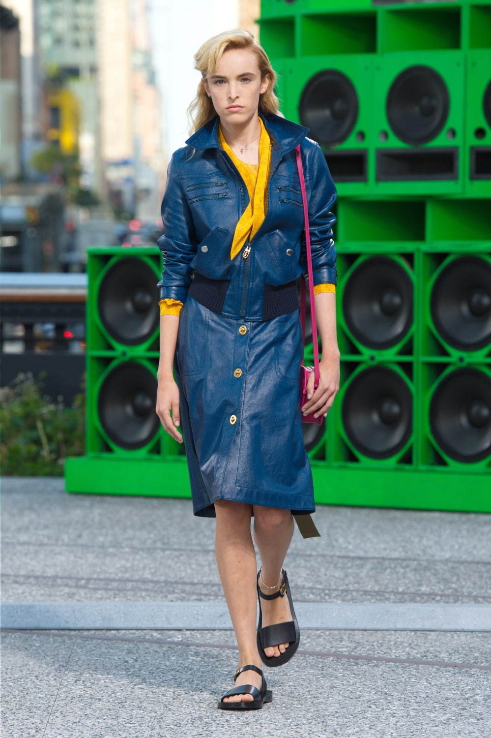 コーチ 2020年春ウィメンズコレクション - 都会を快活に歩む女性の姿