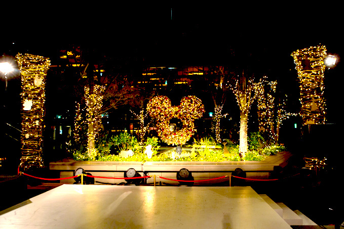 東急プラザ 表参道原宿ディズニーコラボのクリスマスイルミネーション点灯式、ボニー・ピンクが生歌披露 | 写真