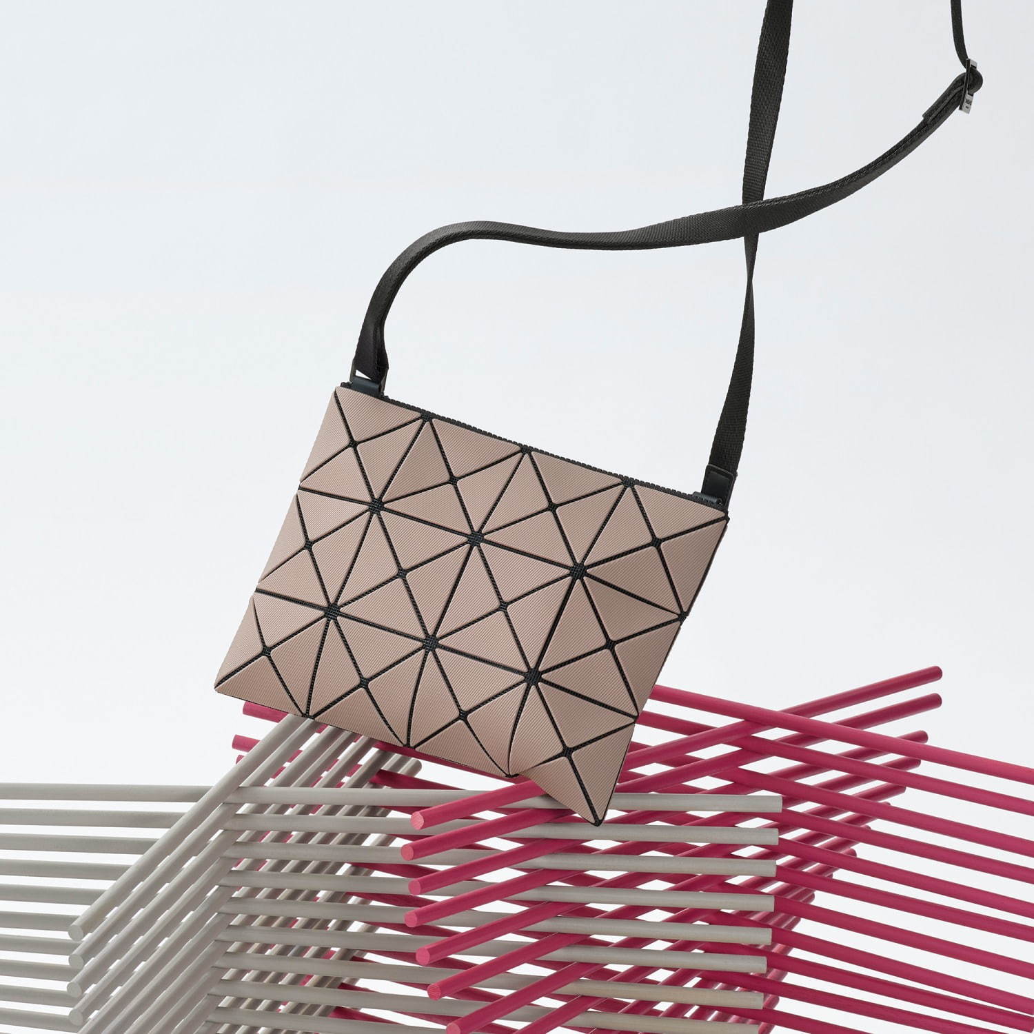 BAO BAO ISSEY MIYAKE 19年秋冬新作 - “トラック”着想のマルチカラーバッグ｜写真9