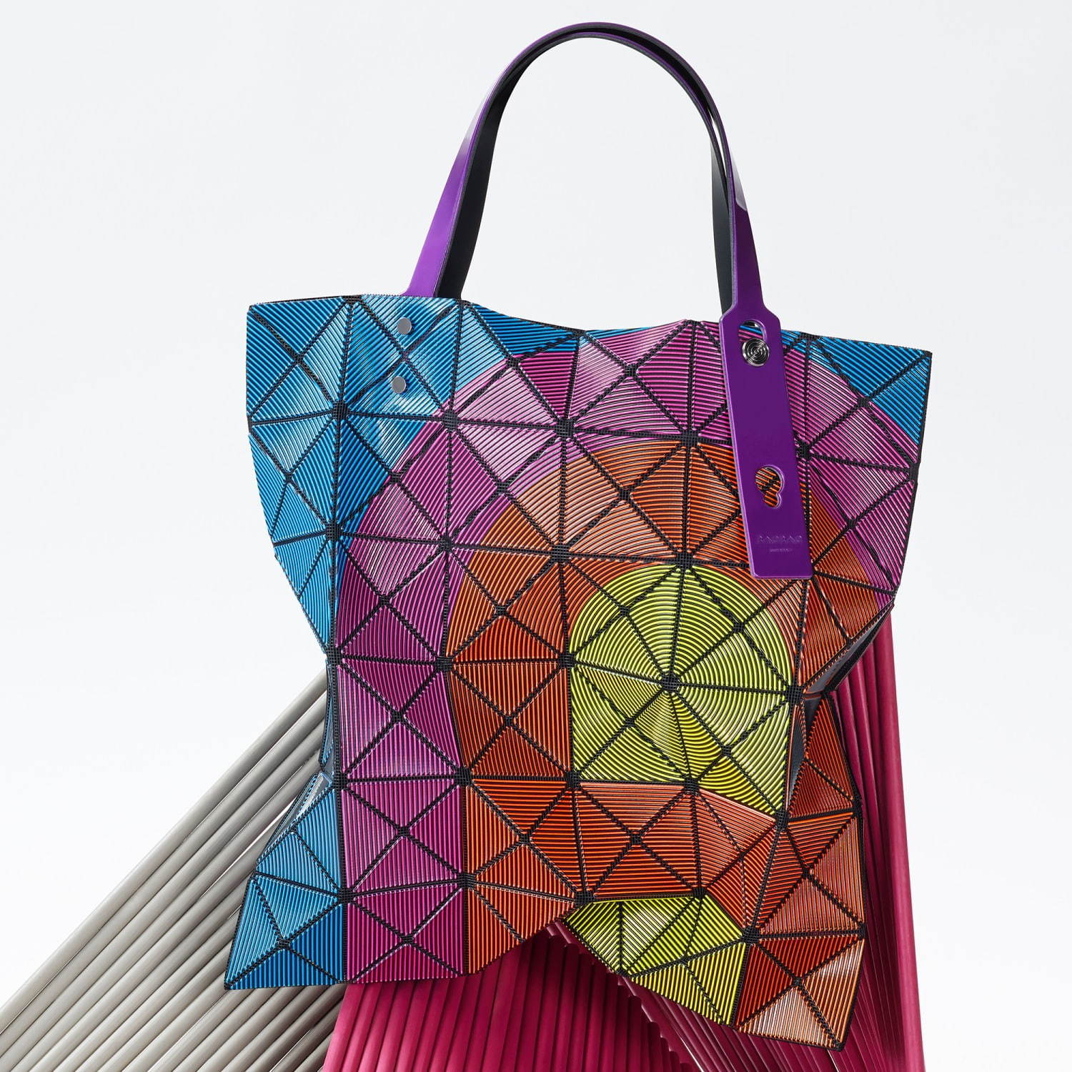 BAO BAO ISSEY MIYAKE 19年秋冬新作 - “トラック”着想のマルチカラーバッグ｜写真2