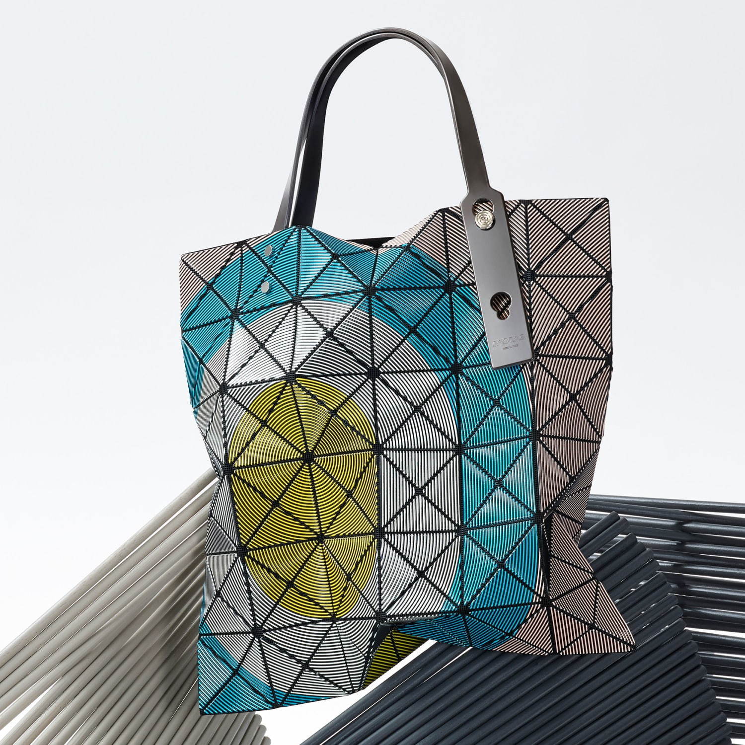 BAO BAO ISSEY MIYAKE 19年秋冬新作 - “トラック”着想のマルチカラーバッグ｜写真4