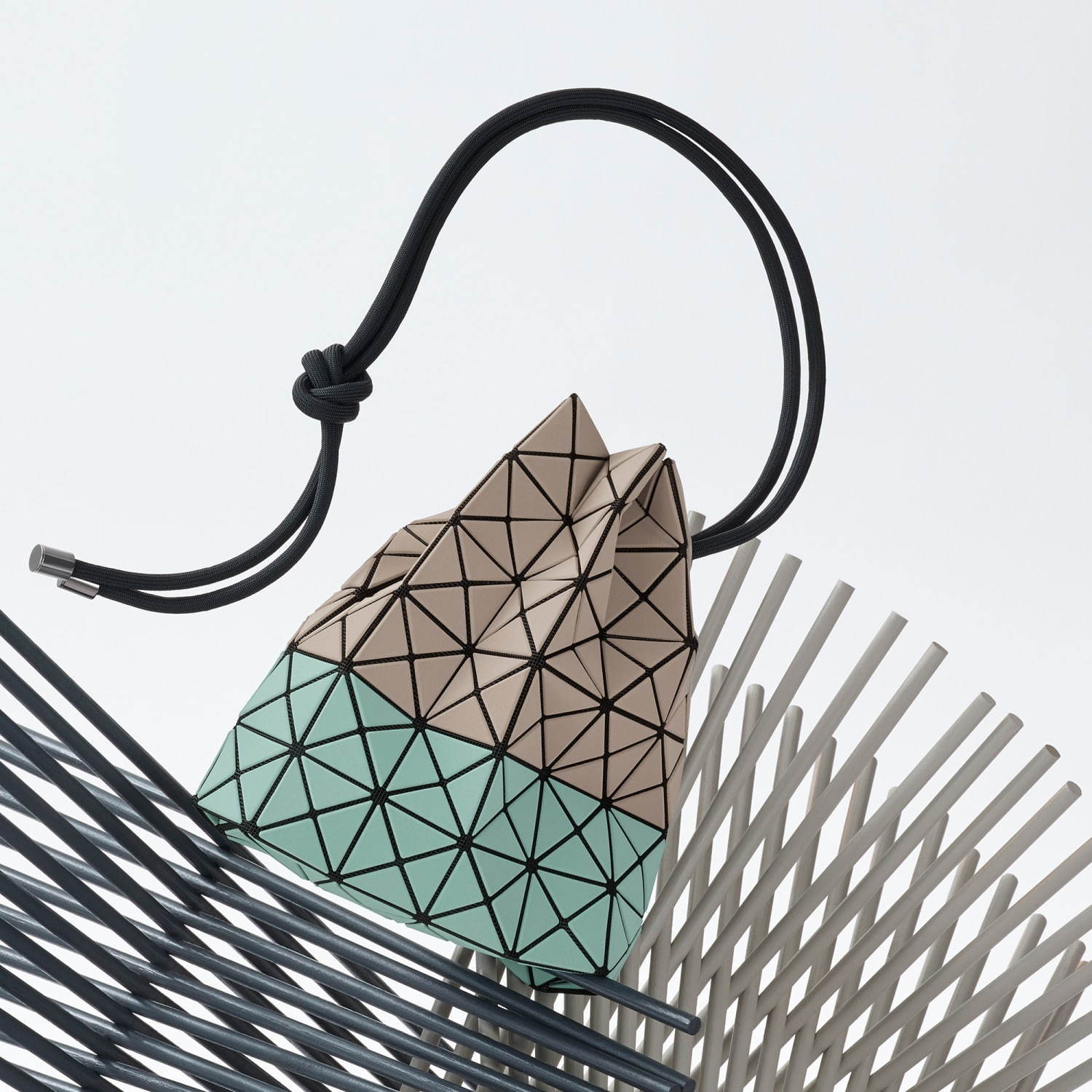 BAO BAO ISSEY MIYAKE 19年秋冬新作 - “トラック”着想のマルチカラーバッグ｜写真12