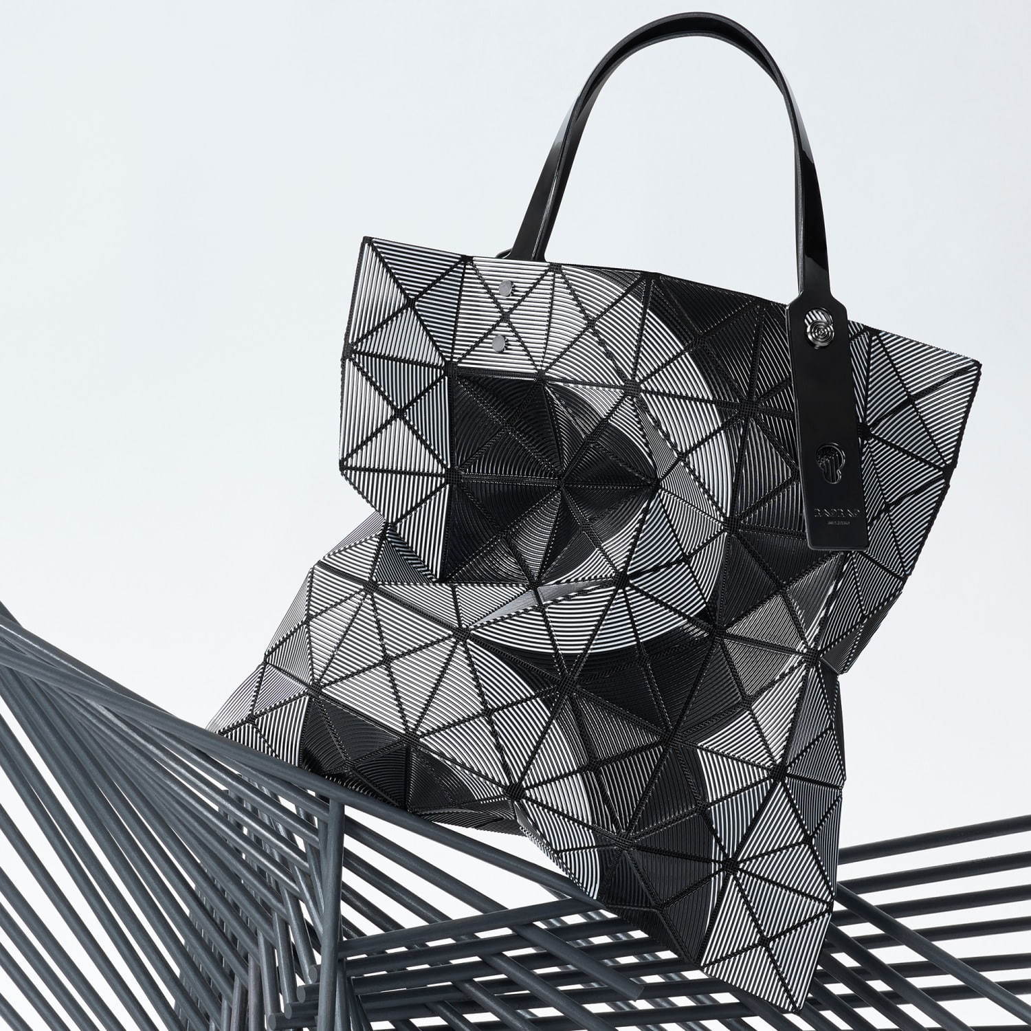 BAO BAO ISSEY MIYAKE 19年秋冬新作 - “トラック”着想のマルチカラーバッグ｜写真3