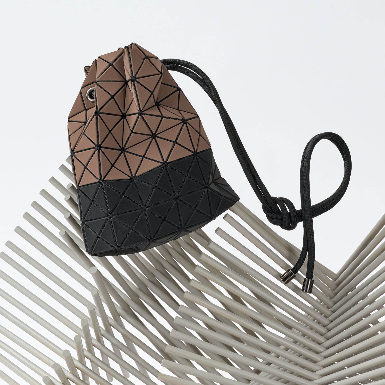 BAO BAO ISSEY MIYAKE 19年秋冬新作 - “トラック”着想のマルチカラーバッグ｜写真11