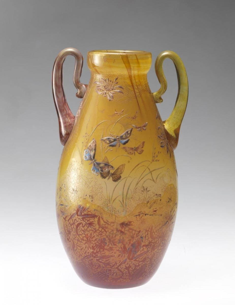 エミール・ガレ「菊に蝶文花器」1895年頃 岡田美術館蔵