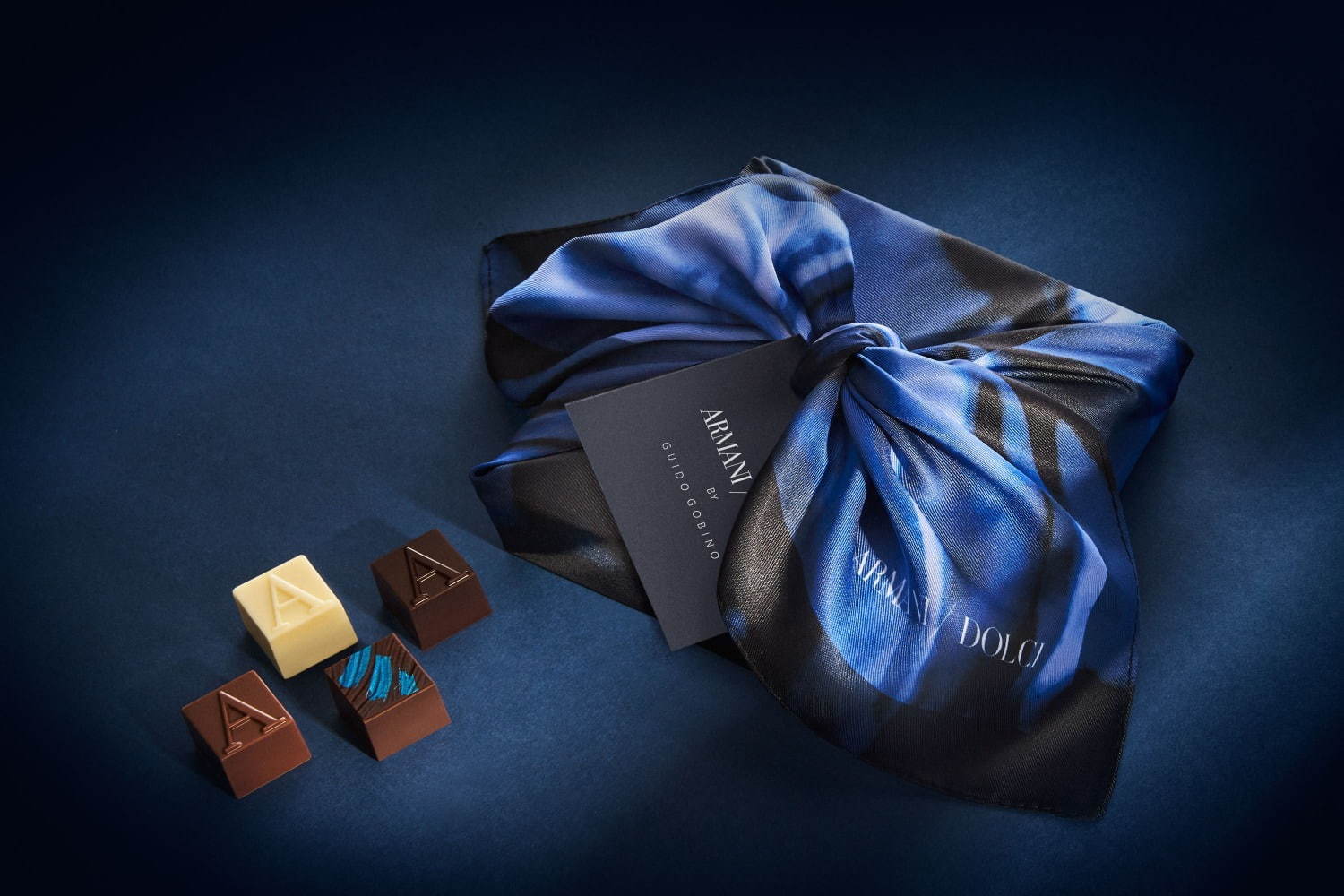 アルマーニ/ドルチ、“スカーフ”で包んだ限定チョコレートボックス - 4種のプラリネをアソート｜写真1