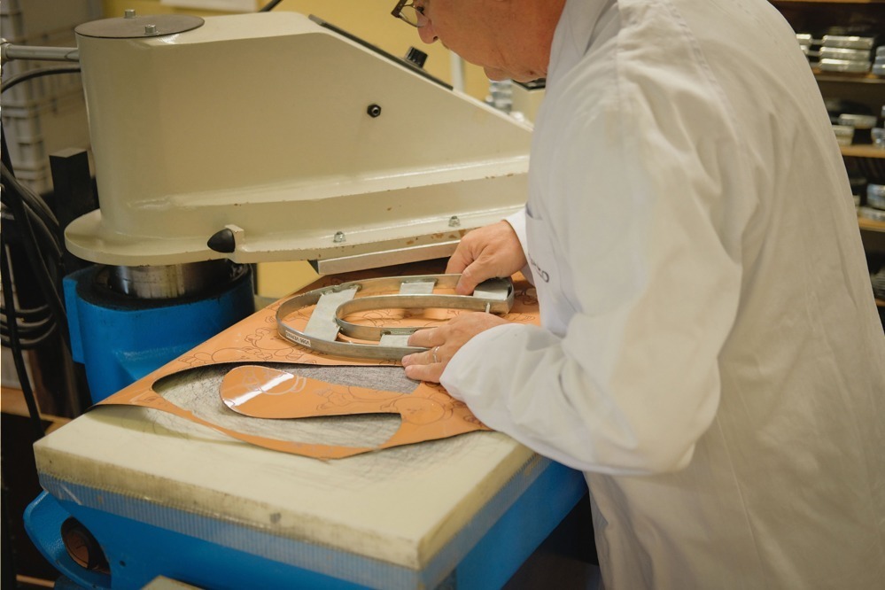 レペット×LINE フレンズのシューズ、“チョコ”のアートワーク＆着脱可能なチャーム付き｜写真3