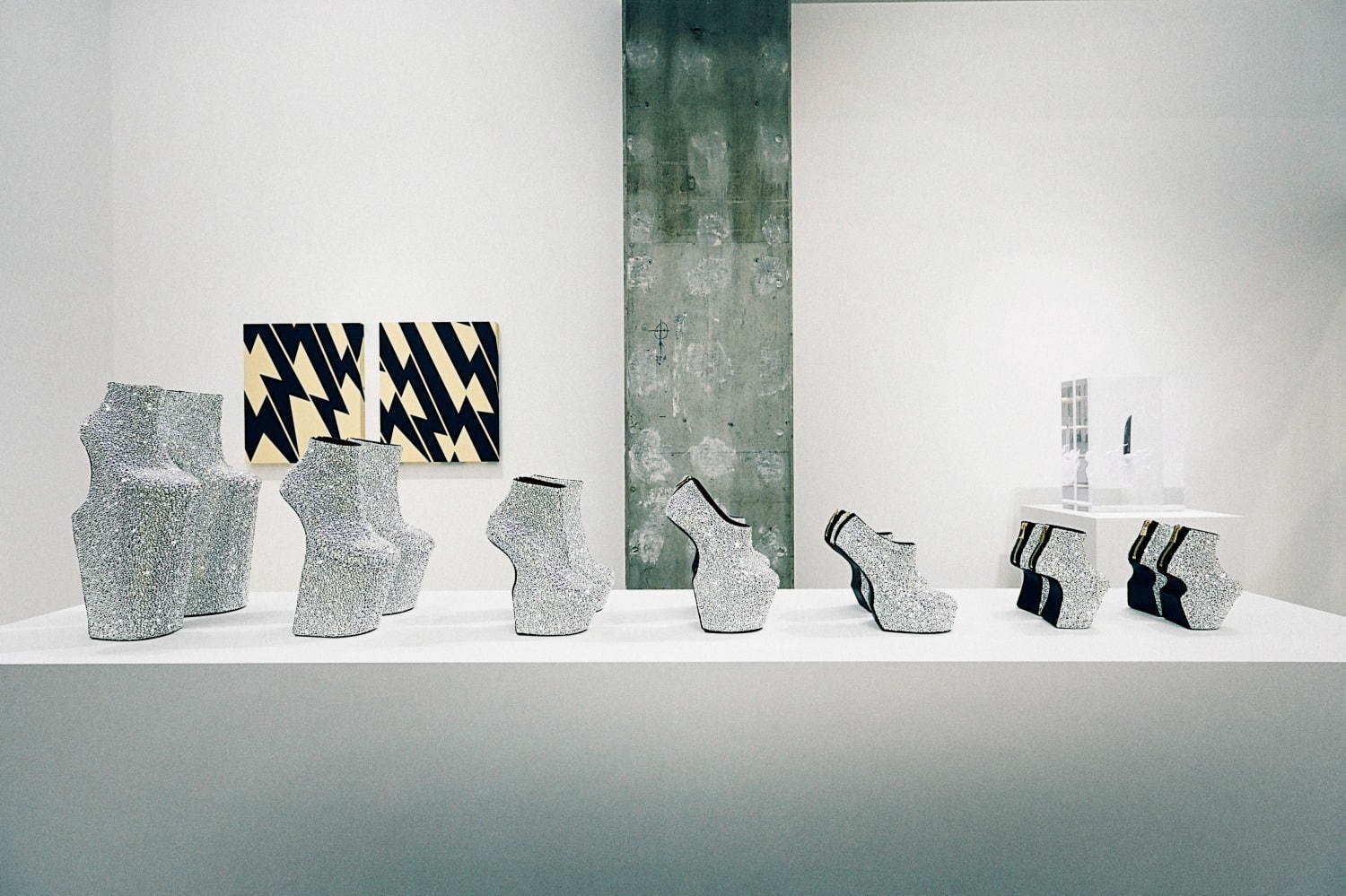 江戸時代｜舘鼻則孝の展覧会「ウッドカッツ」品川で、“ヒールレスシューズ”や日本の香文化から着想を得た作品群