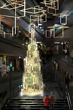 表参道ヒルズのクリスマスイルミネーション、水槽に囲まれた“表情が変わり続ける”ツリー｜写真4