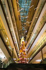 表参道ヒルズのクリスマスイルミネーション、水槽に囲まれた“表情が変わり続ける”ツリー｜写真20