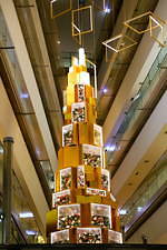 表参道ヒルズのクリスマスイルミネーション、水槽に囲まれた“表情が変わり続ける”ツリー｜写真19