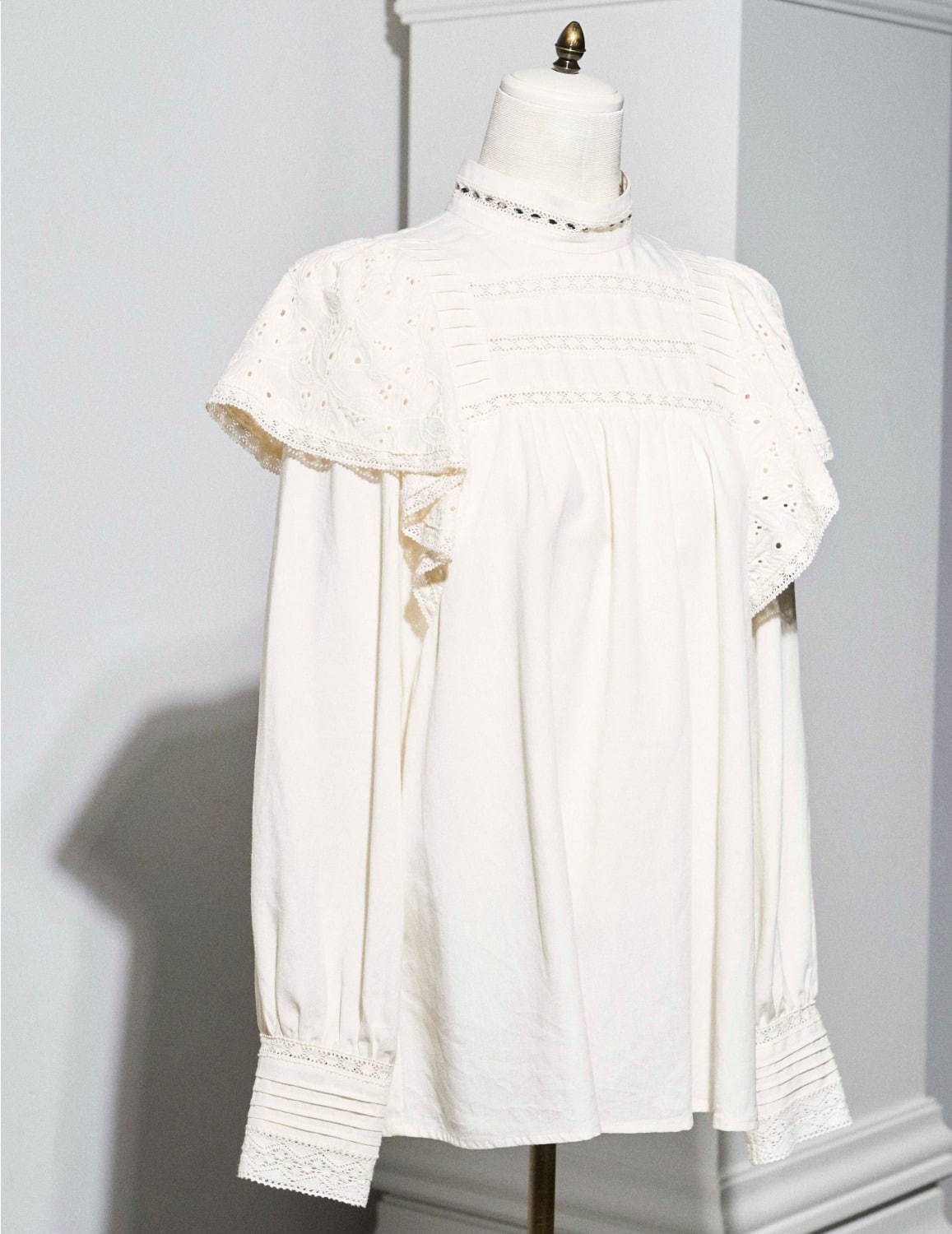 写真8 16 リリー ブラウン スワロフスキー クリスタル を飾ったワンピース アンティーク風イヤリングも ファッションプレス