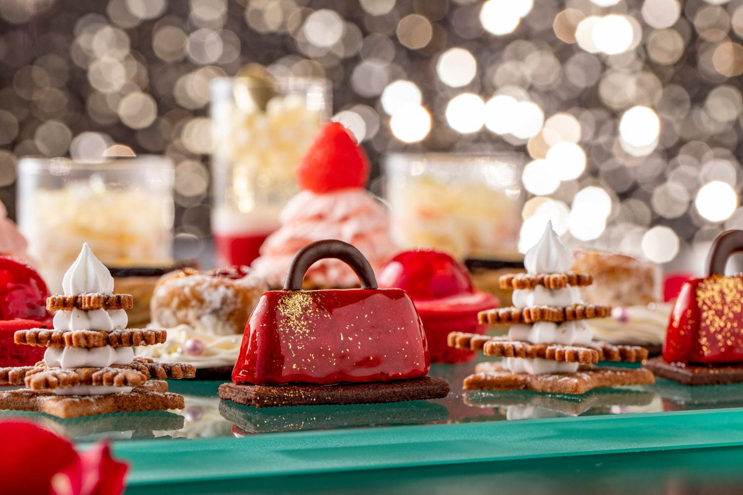 コンラッド東京のクリスマスアフタヌーンティー、バッグ型チョコムースやドレス風いちごカップケーキ｜写真4