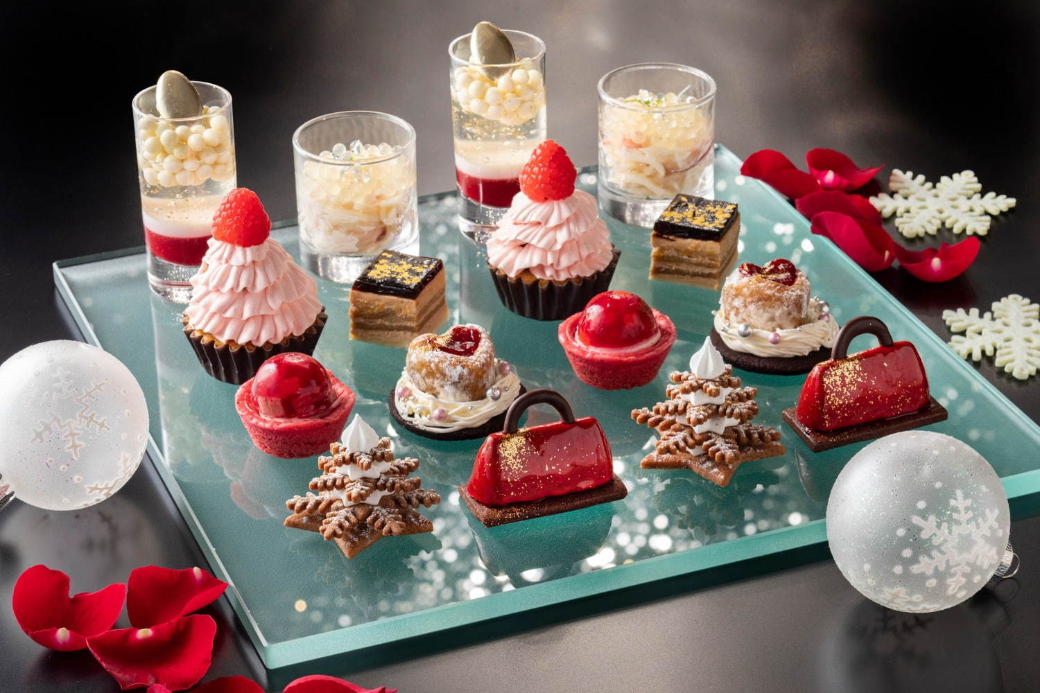 コンラッド東京のクリスマスアフタヌーンティー バッグ型チョコムースやドレス風いちごカップケーキ ファッションプレス