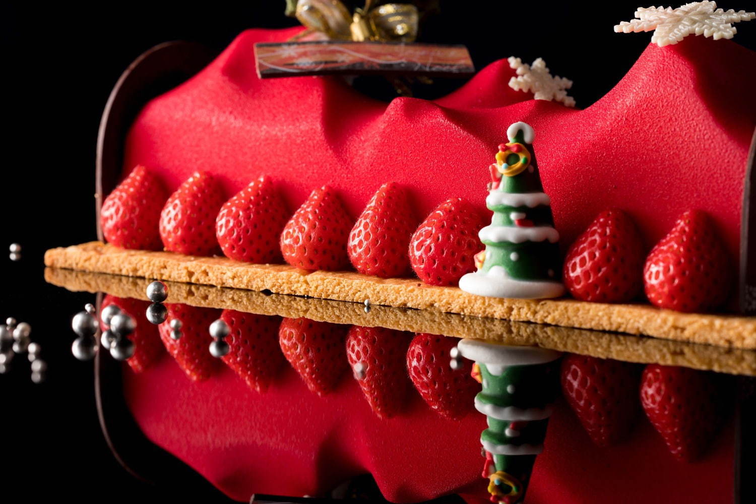 “星空”イメージのクリスマスケーキが渋谷・セルリアンタワー東急ホテルから、空飛ぶサンタを描いて｜写真9
