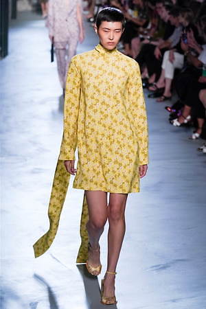ヌメロ ヴェントゥーノ 2020年春夏ウィメンズコレクション - 花が導いた軽快なリズム｜写真6