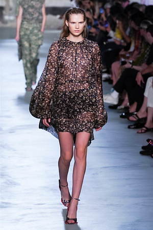 ヌメロ ヴェントゥーノ 2020年春夏ウィメンズコレクション - 花が導いた軽快なリズム｜写真13