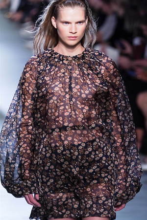 ヌメロ ヴェントゥーノ 2020年春夏ウィメンズコレクション - 花が導いた軽快なリズム｜写真14