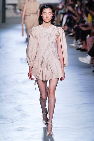 ヌメロ ヴェントゥーノ 2020年春夏ウィメンズコレクション - 花が導いた軽快なリズム｜写真25