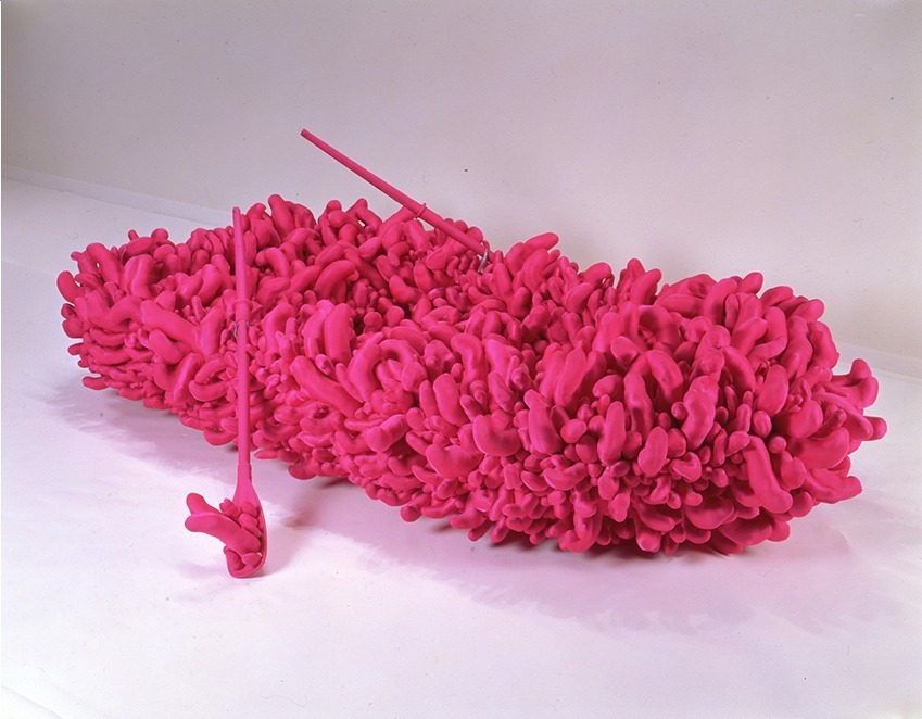 草間彌生 《ピンクボート》 1992年
詰め物入り縫製布、ボート、オウル 90×350×180cm
所蔵：名古屋市美術館