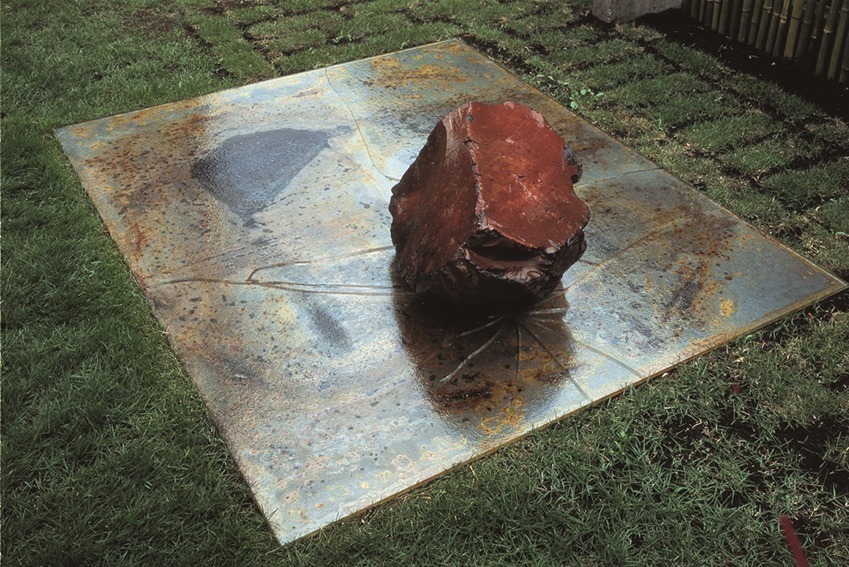 李禹煥 《関係項》 1968年
鉄板、ガラス、石 180×220×40cm