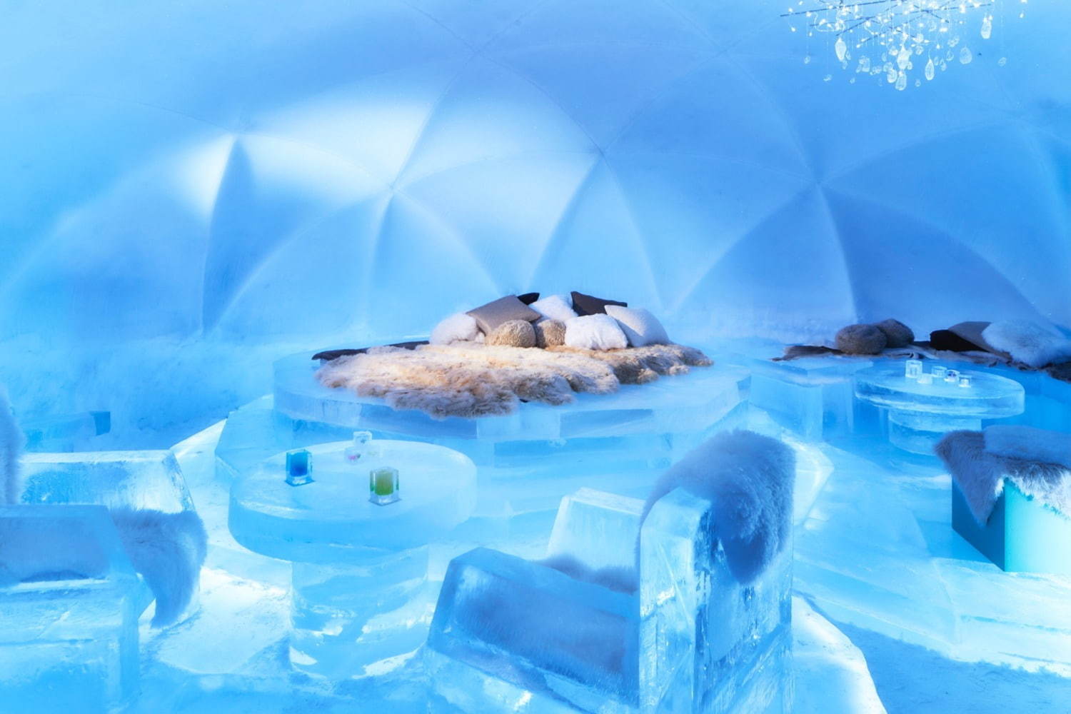 北海道・星野リゾート トマム「氷のホテル」静かな白樺の森で星空を眺める"氷の露天風呂"｜写真2