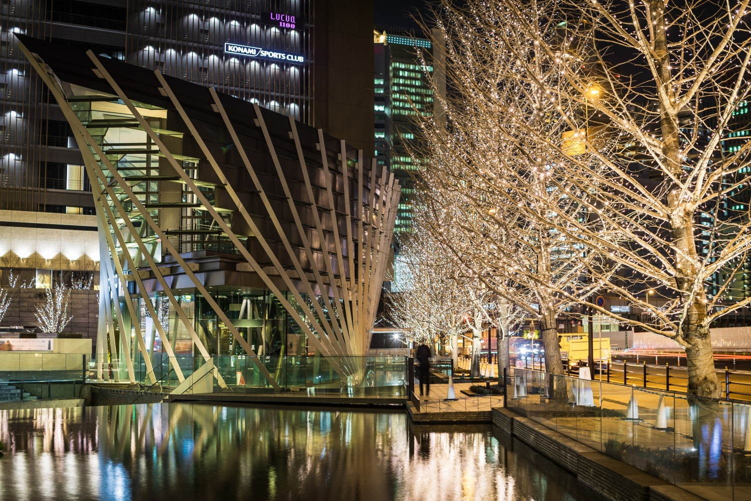 グランフロント大阪のクリスマス、約8mの巨大ツリーやシャンパンゴールドイルミネーション｜写真3