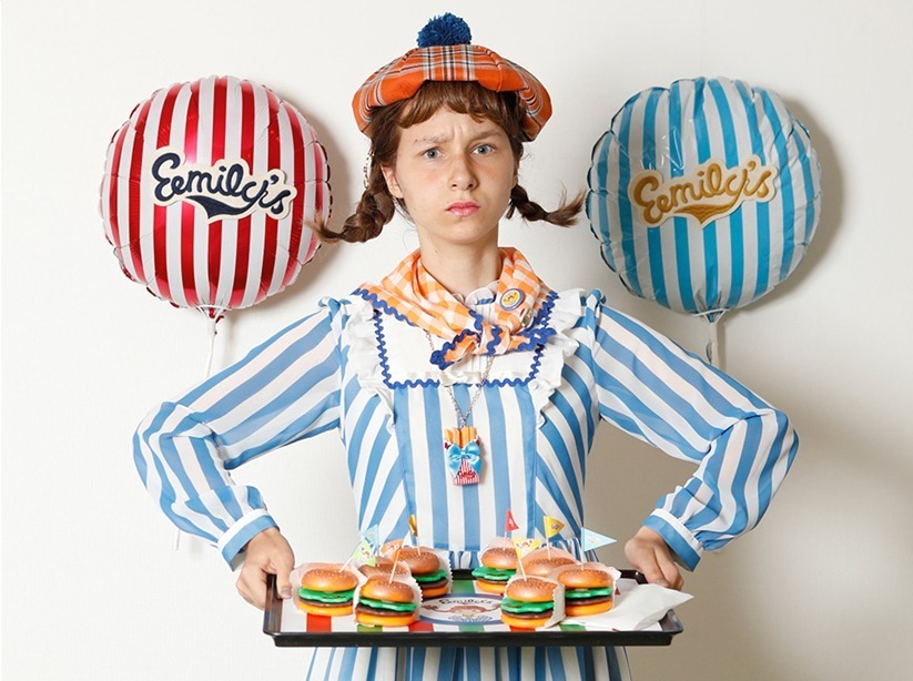ガーリーファッション｜エミリーテンプルキュート「ハンバーガー＆ポテト」モチーフのアクセサリー、制服風ストライプドレスも