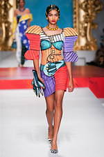 モスキーノ 2020年春夏コレクション - 額縁から飛び出す！？アートの主役たち｜写真6