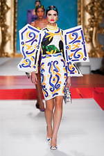 モスキーノ 2020年春夏コレクション - 額縁から飛び出す！？アートの主役たち｜写真8