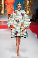 モスキーノ 2020年春夏コレクション - 額縁から飛び出す！？アートの主役たち｜写真13