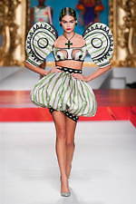 モスキーノ 2020年春夏コレクション - 額縁から飛び出す！？アートの主役たち｜写真16