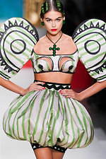 モスキーノ 2020年春夏コレクション - 額縁から飛び出す！？アートの主役たち｜写真17