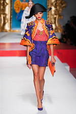 モスキーノ 2020年春夏コレクション - 額縁から飛び出す！？アートの主役たち｜写真19